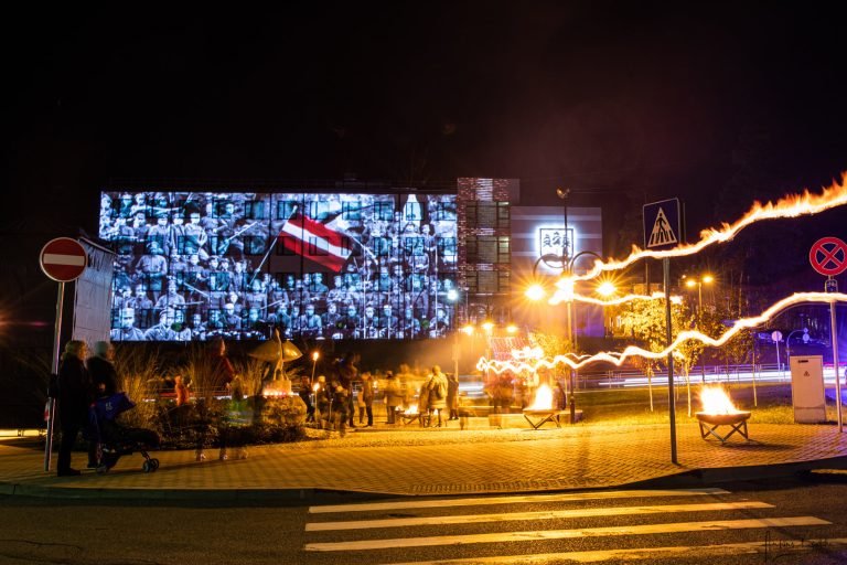 Iedegtas un uz pilsētas centrālās gājēju ietves izvietotas YAN L ugunskura vietas Ogres pilsētā, 11. novembrī