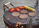 Gaļas un dārzeņu grillēšana uz nerūsējoša tērauda BBQ restes ar rokturiem - virs ugunskura vietas