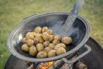 MUURIKKA WOK panna uz statīva tiek izmantota cepot veselus kartupeļus uz ugunskura vietas