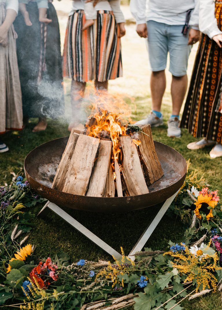 YAN L degoša ugunskura vieta tradicionālā Krustabu rituāla laikā