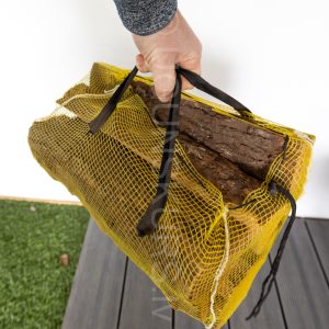 Rokā tiek turēts 40cm Alkšņa un bērza malkas 20 l maiss ar rokturiem