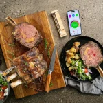 Meater 2 PRO Bluetooth termometrs ar steika grillēšanas rezultātu uz koka paplātes