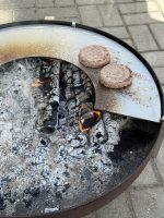 Burgeru gaļas grillēšana uz nerūsējoša tērauda gatavošanas virsmas ugunskuram
