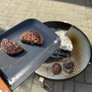 Rezultāts Burgeru gaļas grillēšanai uz nerūsējoša tērauda gatavošanas virsmas ugunskuram