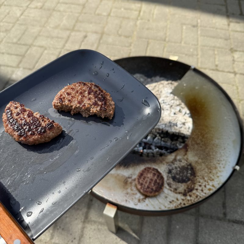 Rezultāts Burgeru gaļas grillēšanai uz nerūsējoša tērauda gatavošanas virsmas ugunskuram