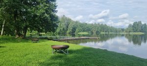 YAN L - vairākas metāla dārza ugunskura vietas zālājā pie Daugavas krasta