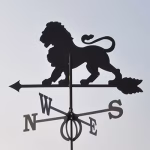 LAUVA - Vēja rādītājs no metāla ar angļu virzienrādītāja burtiem melnā krāsā